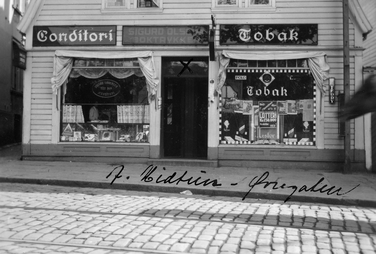 Tobakksforretningen A. Midtun, Conditori Sigurd Sørensen og Sigurd Olsen Boktrykkeri på Storgaten i Stavanger, 1932.
