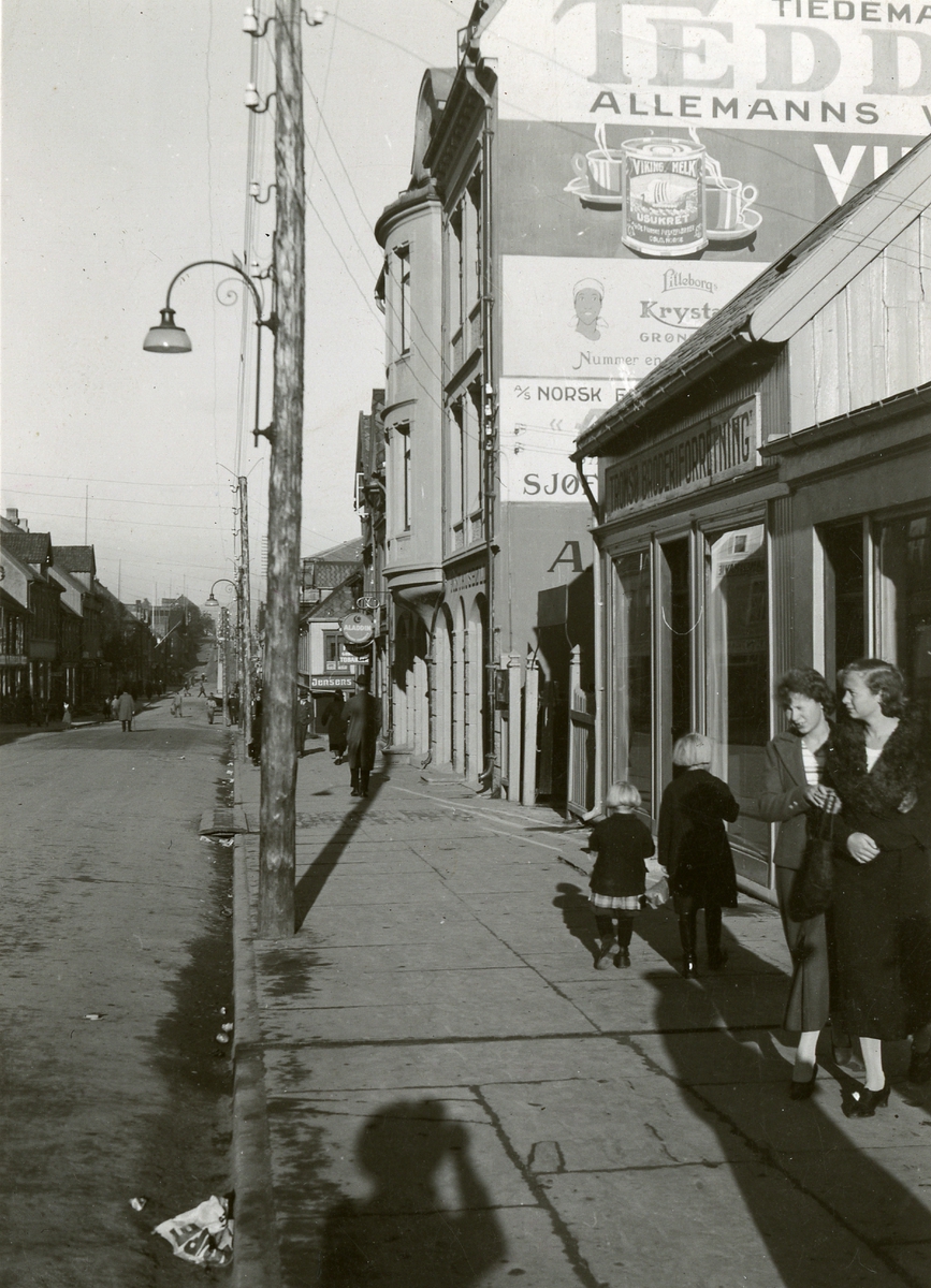 Fasadereklame på gate i Tromsø i 1935.