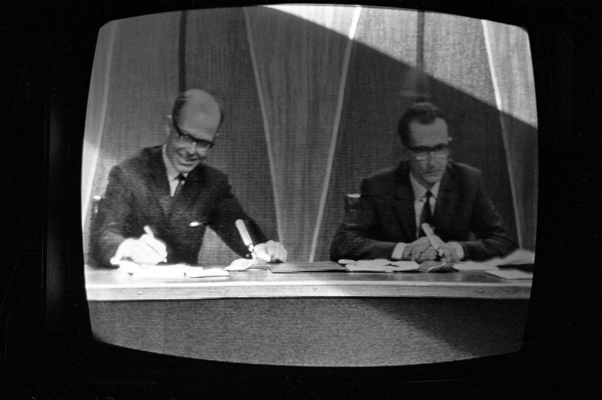 Fra NRKs fjernsynsprogram "Kvitt eller dobbelt" i desember 1966. To av dommerne. Avfotografert fra fjernsynet.