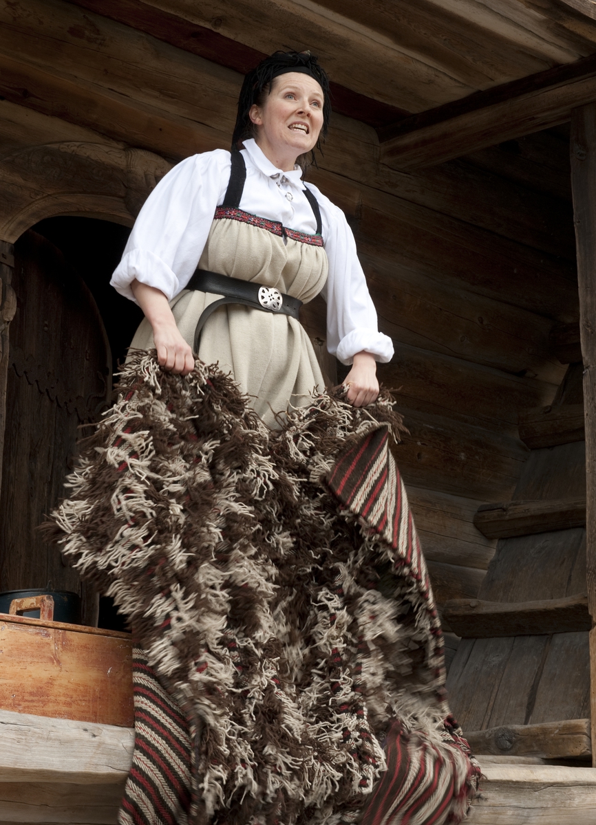 Vandreteateret "Kvinner i hundre!" ble vist på friluftsmuseet på Norsk folkemuseum april-juni 2013, i forbindelse med stemmerettsjubileet. På bildet står skuespiller Kjersti Morland utenfor Telemarkstunet.