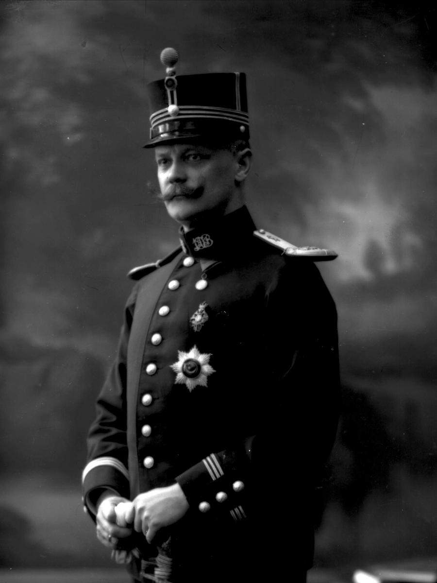 Portrett, Karl Ingvar Nandrup, født 1864, i uniform som kaptein ved infanteriet som reglementert fra 1894 til 1910.