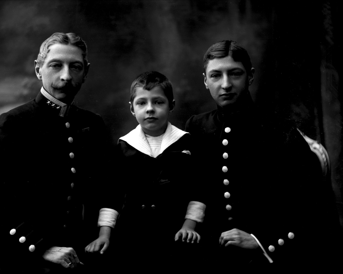 Gruppeportrett, militærfamilie, to offiserer og et barn, to generasjoner Bull, oberst Sigwald Bull, løytnant Georg Bull.