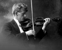 Portrett, mann spiller fiolin. Fiolinist Due.