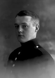 Portrett, mann i kadettuniform.