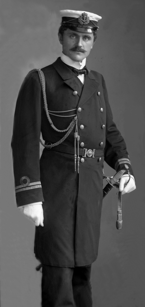 Portrett, Harald Hartmann i uniform som premierløytnant ved marinen.