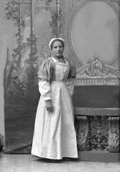 Portrett, tjenestepike. Sofie Hansen,