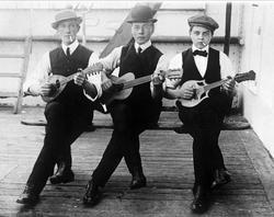 Gruppeportrett, tre musikere, et band ombord på en båt.