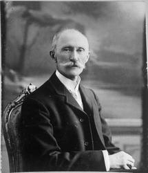 Portretter, eldre mann med bart og briller. Landhandler Schø