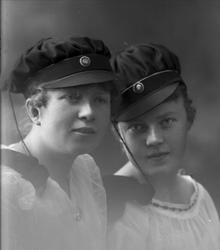 Gruppeportrett, to jenter med studenterluer. Student Magg Sø