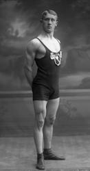 Portrett, bryter, med drakt og medaljer. Herbrand Lofthus. I