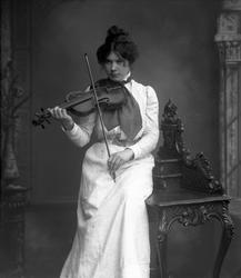 Portrett, ung kvinne med fiolin.