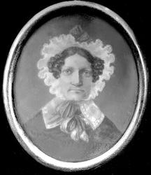 Avfotografering.Avbildet portrett, en kvinne. Lite maleri. 