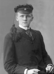 Portrett, mann med studentlue. Student Eriksen.