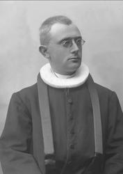 Portrett, prest i svart kjole med pipekrave. Antakelig Johan