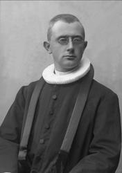 Portrett, prest i svart kjole med pipekrave. Pator Ording.