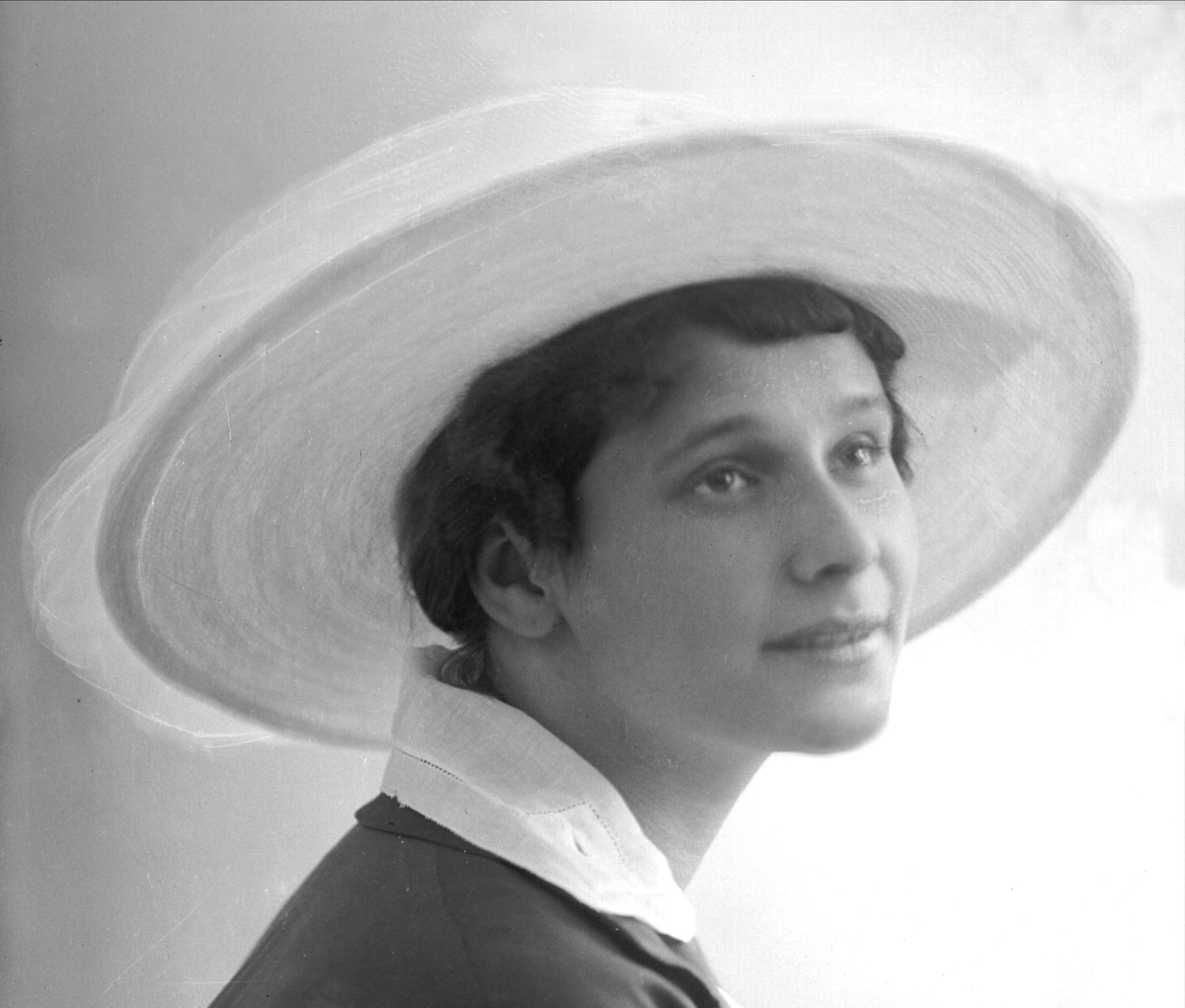 Portrett, ung kvinne med hatt på hodet. Frøken Vollodska.