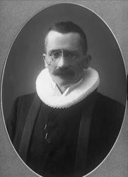 Portrett, prest i drakt. Pastor Lund, Ålesund.
