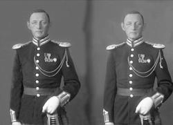 Portrett, mann i gardeuniform med sabel. Kaptein Hartvedt.