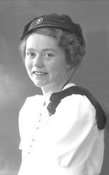 Portrett, jente med lys drakt og studentlue. Marit Balme.