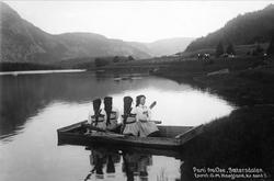 Avfotografert postkort, Ose, Setesdal. Kvinner i drakt i en 