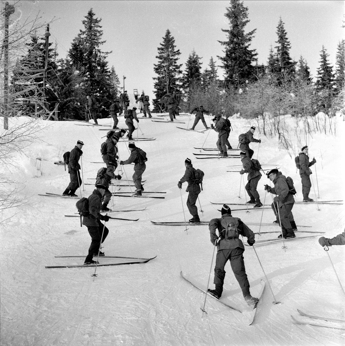 Garden, organisert leting etter skiløper, Nordmarka, Oslo, februar, 1959.