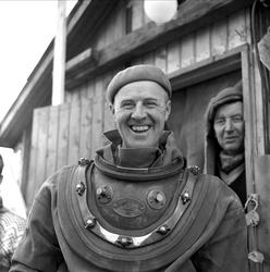 Trelleborg Gummi legger ut slange ved Sarpsborg, mars, 1959.