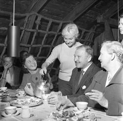 Mennesker rundt bord, jazzklubb. Horten 30.10.1959.