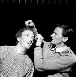 To menn og en parykk. 23.03.1953. Bygdelag.