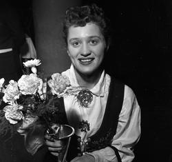 Kvinne med blomster og pokal 30.11.1953. Bygdelag, Norefjell
