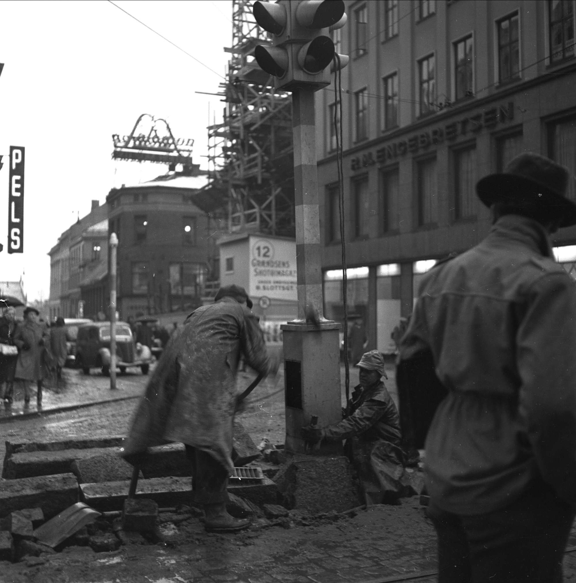 Trafikklyset i Grensen rives. Oslo før 1954.