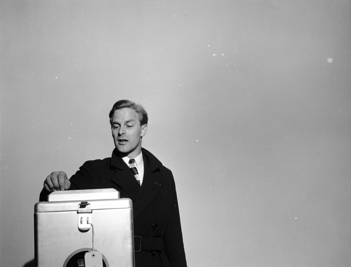 Stortingsvalg ant. Oslo 12.10.1953. Velger ved stemmeurne.