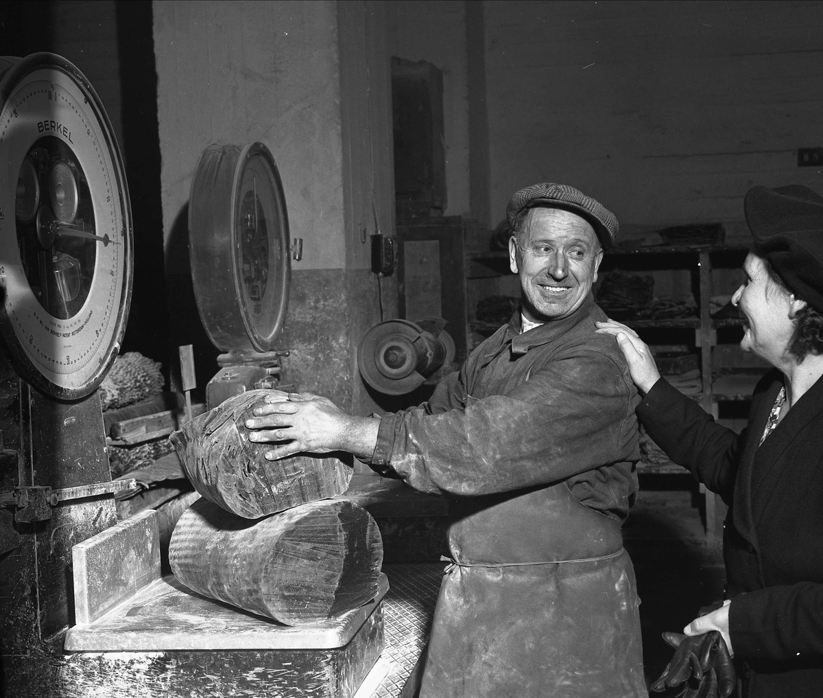 Askim Viking Gummivarefabrikk, Østfold, 01.01.1952. Omvisning i fabrikken. Kvinne prater med arbeider.
