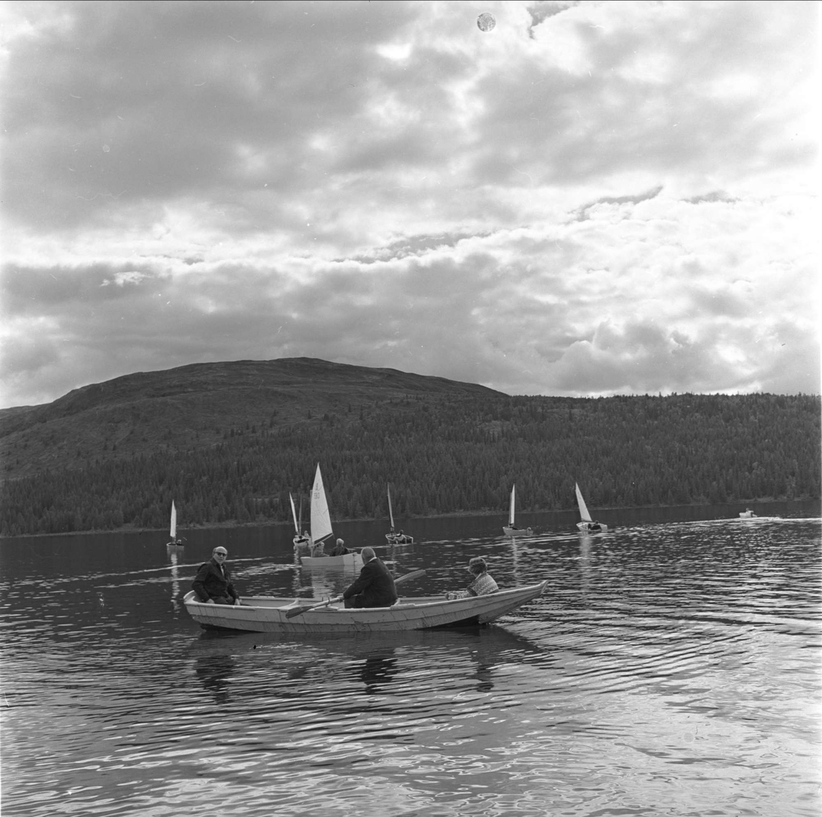 Golå Høyfjellshotell,  båt på vannet, turister i fjellet, Sør-Fron 23.08.1961