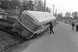 Buss utfor veien, mai 1963.