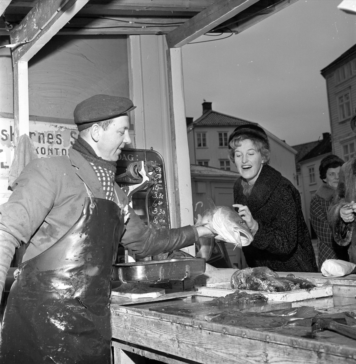 Arendal. Salg av torsk på Fiskebryggen, Tyholmen. Før 1964 salg fra åpne boder.
