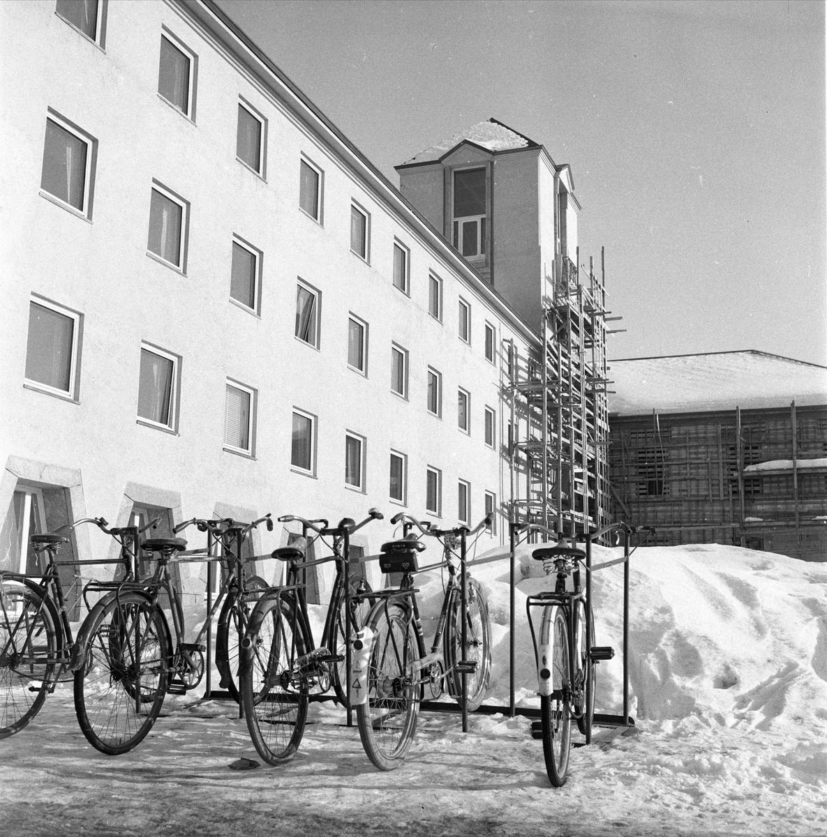 Elverum rådhus, mars 1956. Sykkelparkering i snø utenfor rådhuset.