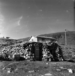 Årdal, 28.08.1955, steinhytte i fjellet.