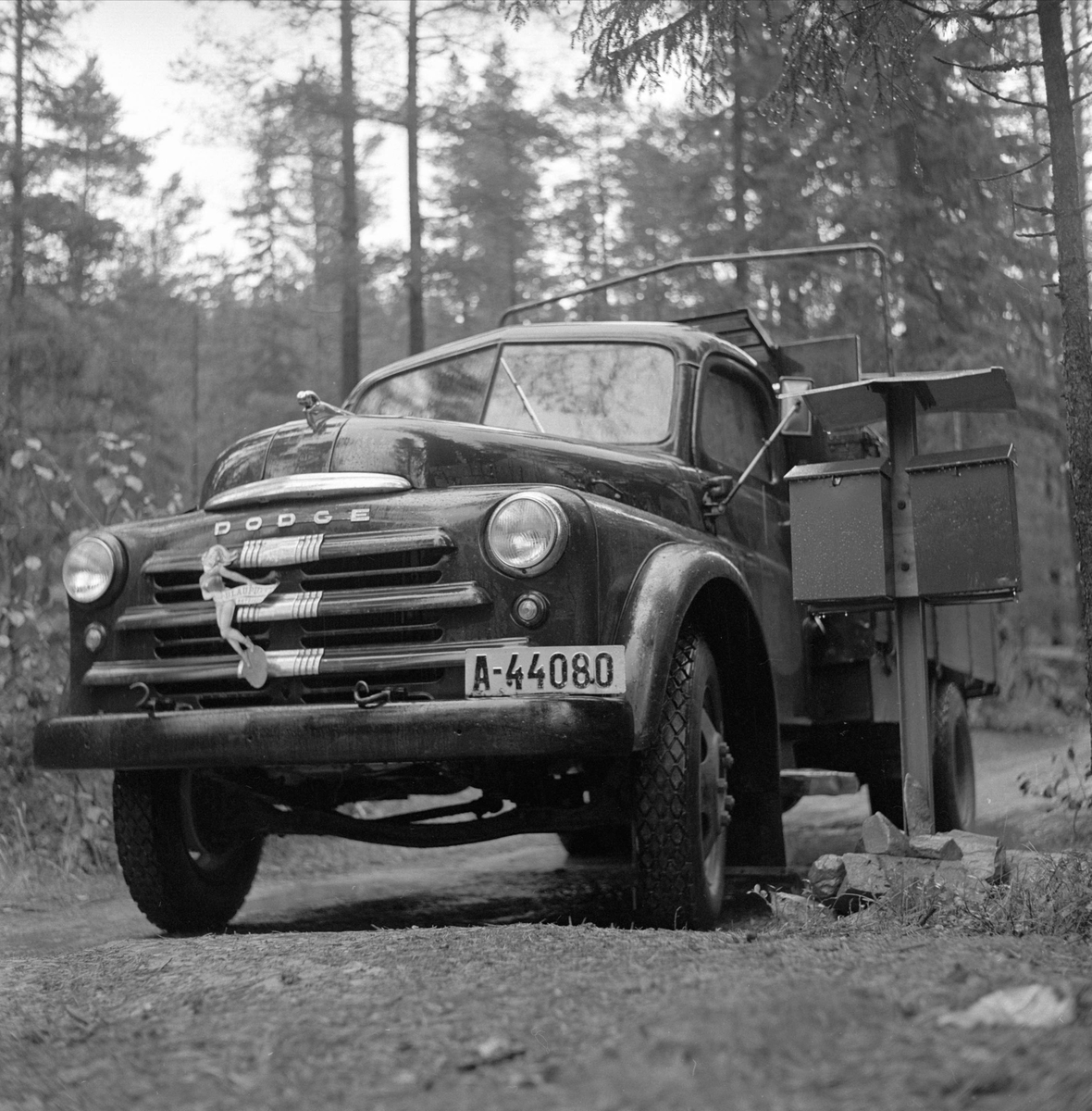 Hovin, Telemark, 1956. Den poststreikende Fossobygda. Lastebil og postkasser.