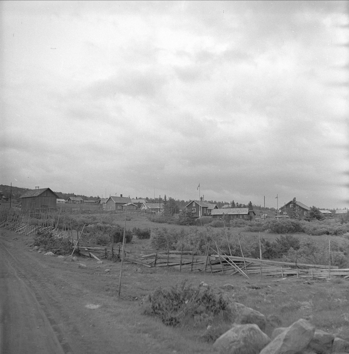 Sjusjøen, Ringsaker, Hedmark, juli 1954. Landskap med seter.