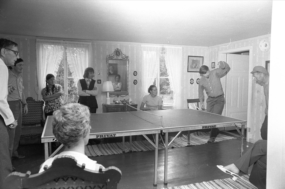 Norsk Dusteforbund, Ping-pong-dusterier og kulturaften, Drøbak, Frogn, 09.08.1970. Mennesker spiller bordtennis.