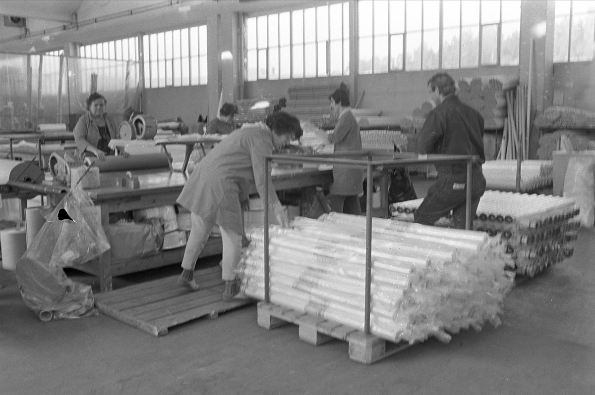 Fjellhammer Brug, Lørenskog, 25.09.1968. Mennesker i produksjonshall.