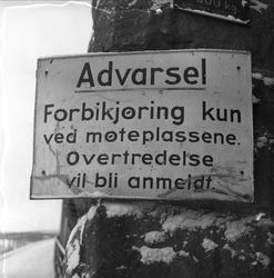 Minnesund, Akershus, november 1951. Veiskilt ved den gamle M