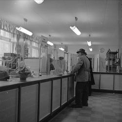Mysen, Eidsberg, 16.07.1957. Interiør, postkontor.