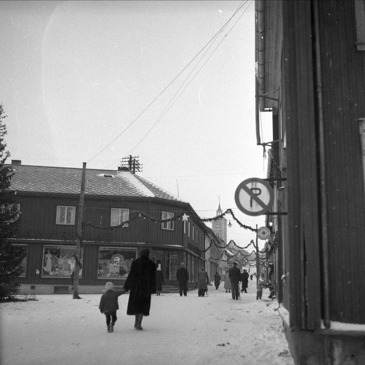 Røros, Sør-Trøndelag, 18.12.1954. Bybilde med julegater.