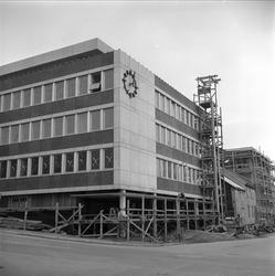 Tromsø, Troms, april 1963. Bygninger med stilaser.