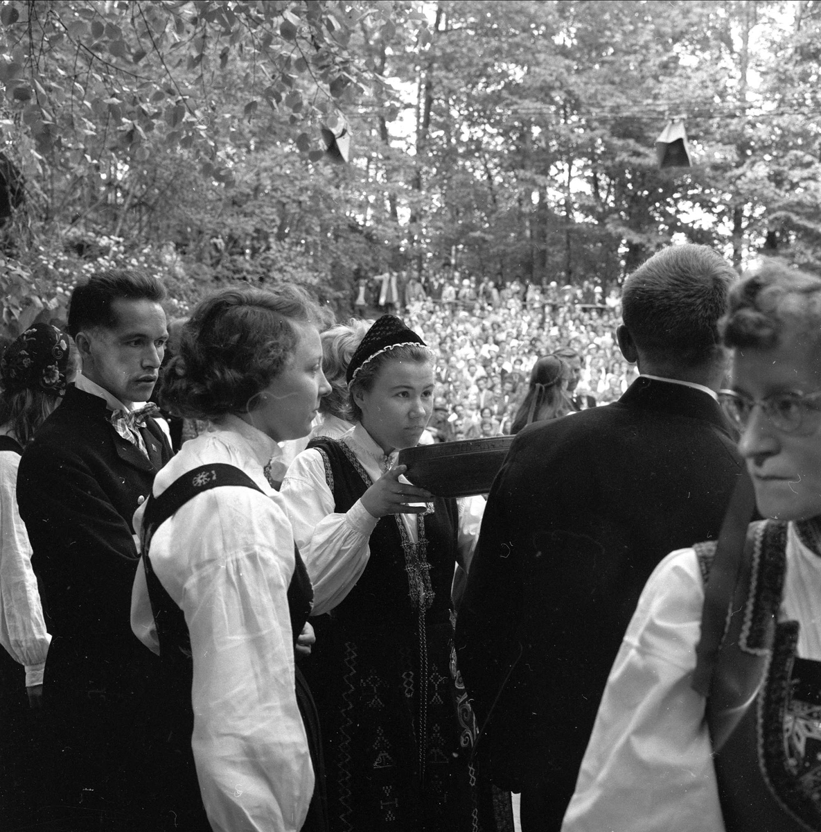 Bygdelag,  Oslo. april 1958,  foreningsliv, dans på Folkemuseet, bunadskledde bryllupsgjester.
