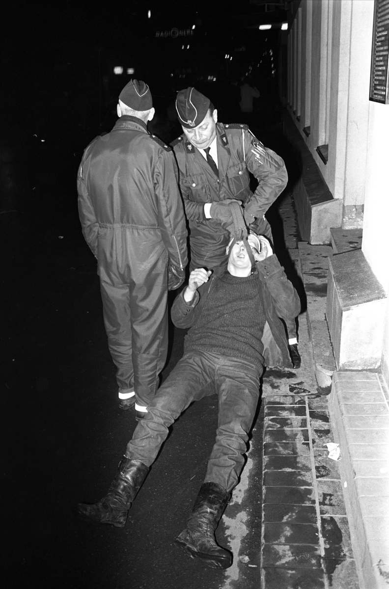 Arendal, 10.04.1970, demonstrasjoner, premiere på filmen "Green Berets" i Arendal. Politiet med demonstrant.