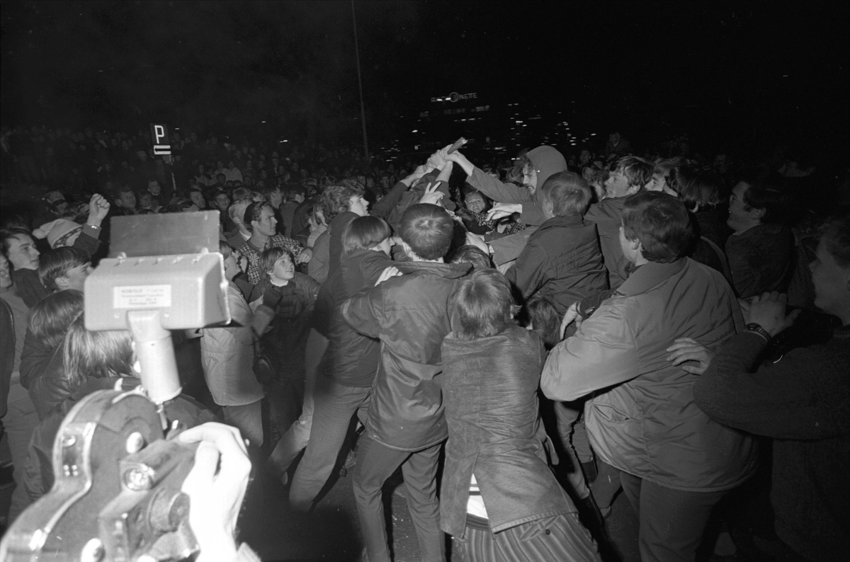 Arendal, 10.04.1970, demonstrasjoner, premiere på filmen "Green Berets" i Arendal. Filming av demonstranter.