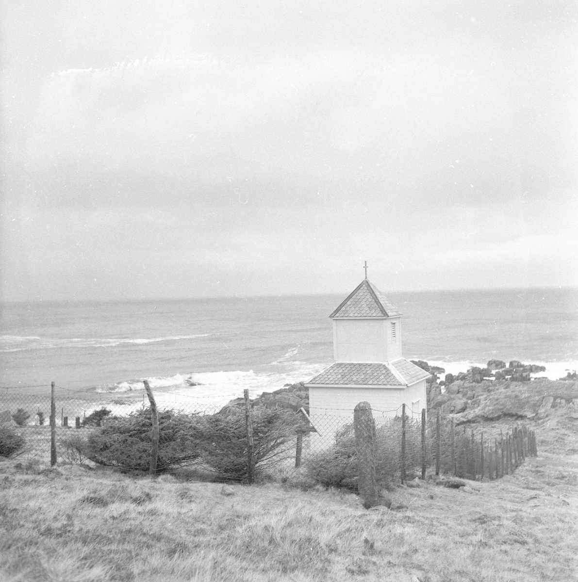 Pigghåfiske på Shetland.
Shetland, 14-22. mai 1958,kirken og landskapet rundt.