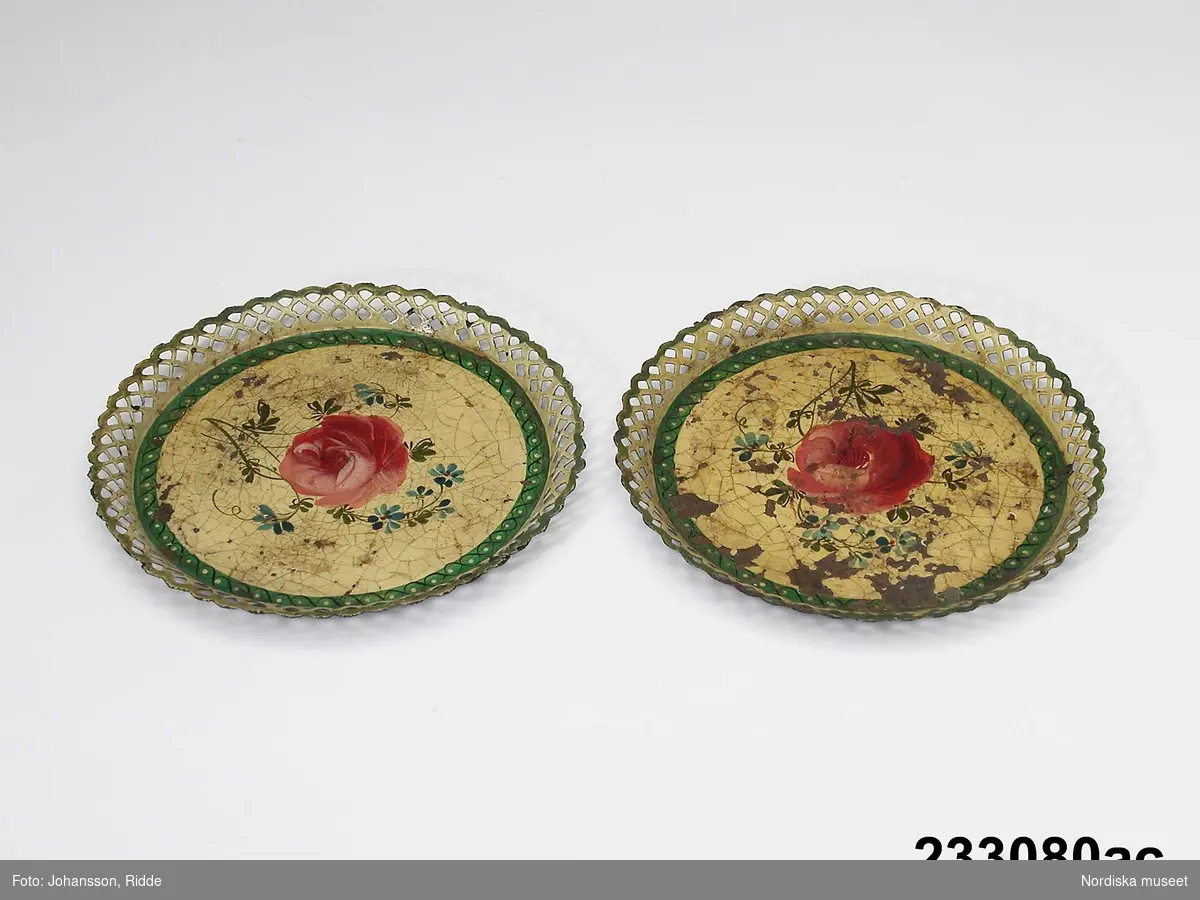 Montertext i Dukade bord: Karaffunderlägg av målad plåt. Sannolikt engelsk tillverkning, 1700-talets sista fjärdedel. 